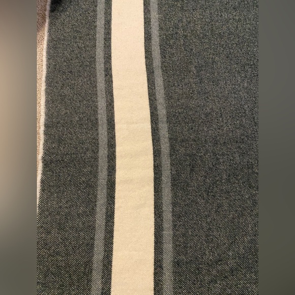 Origaudio Elliston Wool blend blanket with clip on carrier - Picture 16 of 16